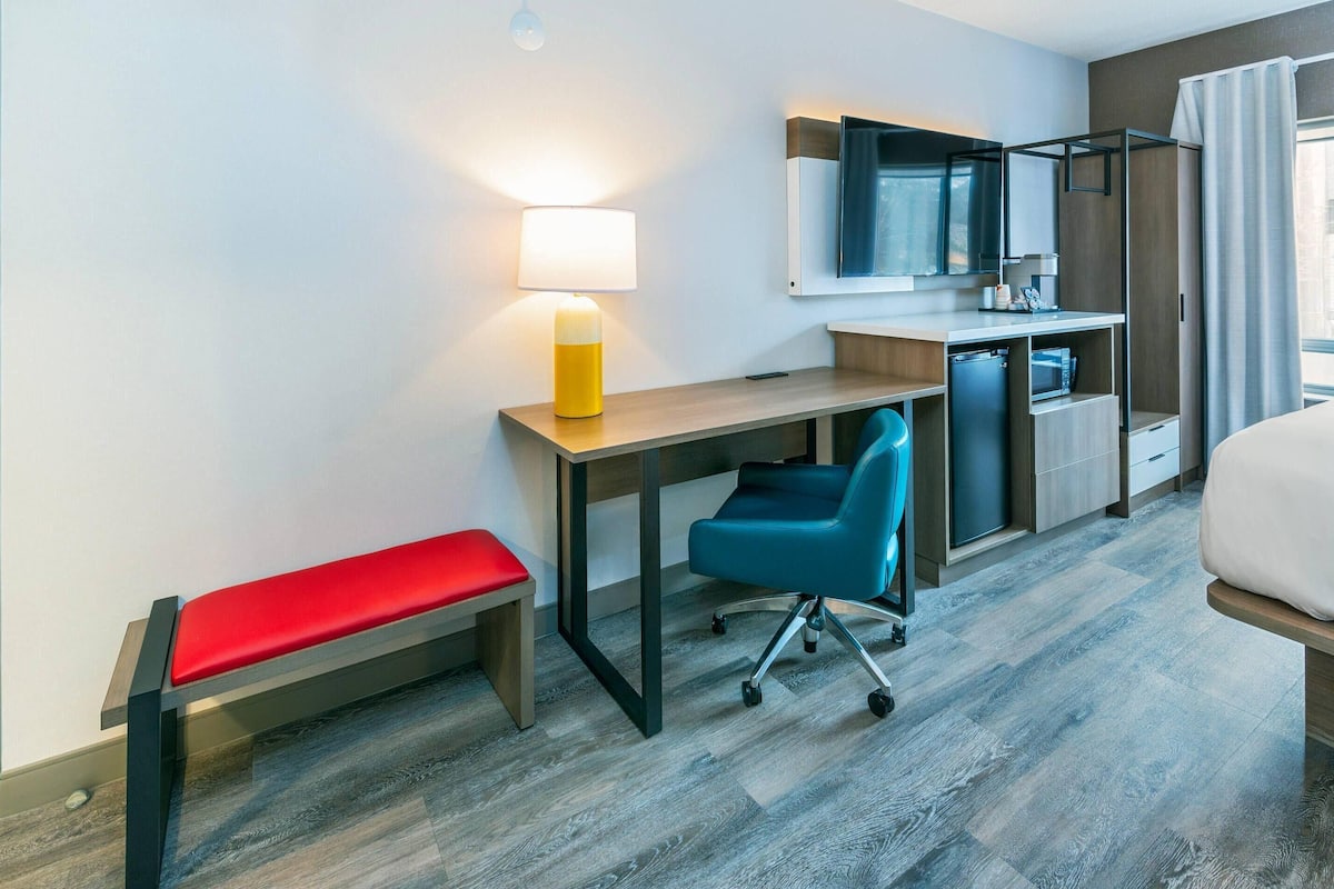 1 bedroom, hypo-allergenic bedding, desk, laptop workspace