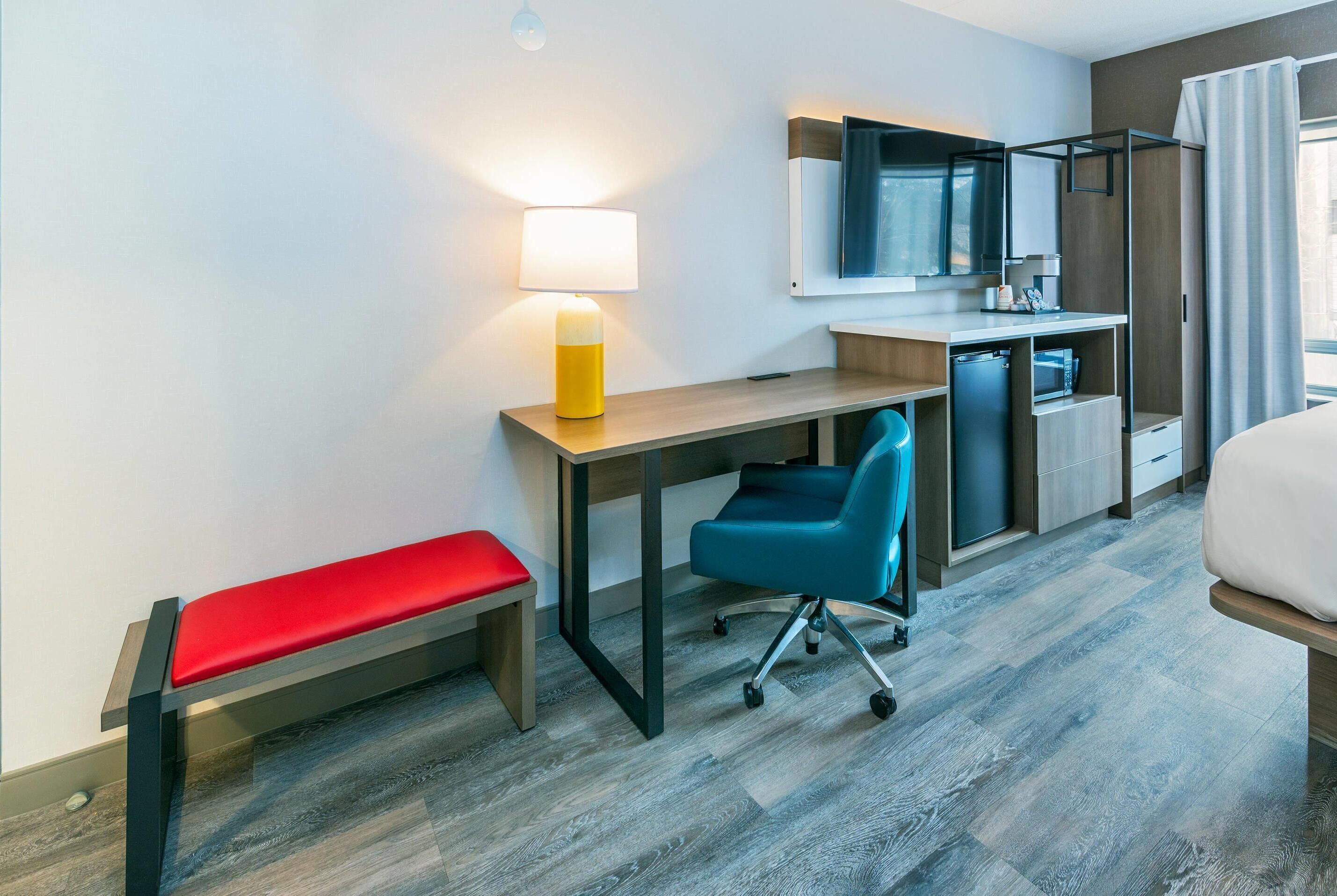 Studio, ikke-røyk (1 King Bed, 2-person Sofa Bed) | 1 soverom, allergitestet sengetøy og skrivebord