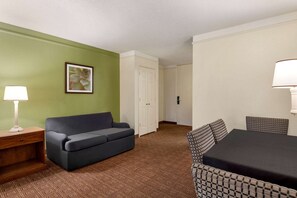 Familie suite, 1 slaapkamer, niet-roken (1 King Bed, 2 Double Beds) | Pillowtop-bedden, een bureau, een laptopwerkplek