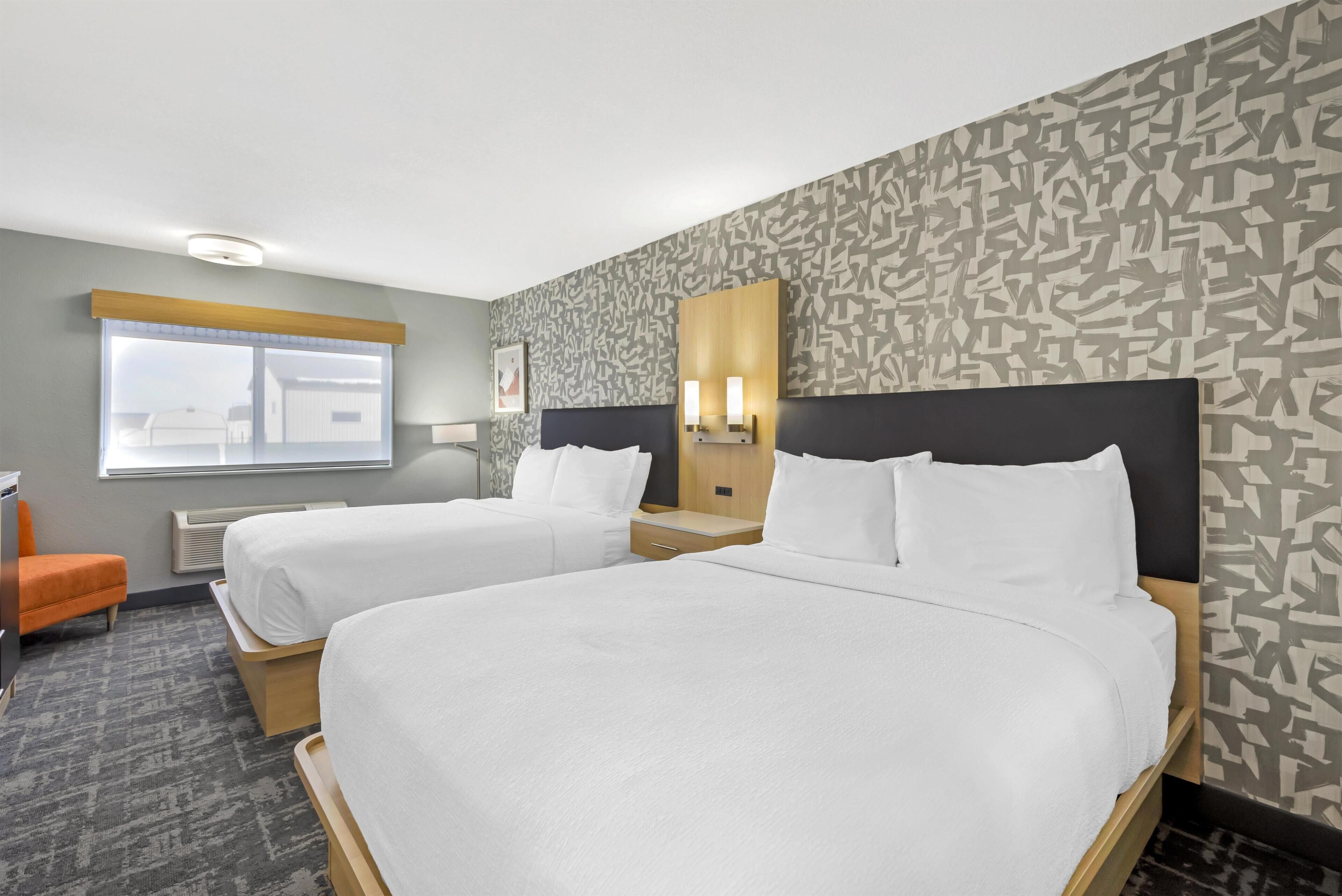 Kamar Standar, 2 Tempat Tidur Queen, Bebas Asap Rokok (Walk-in Shower) | Bantalan ekstra lembut, meja kerja, dan ruang kerja ramah laptop