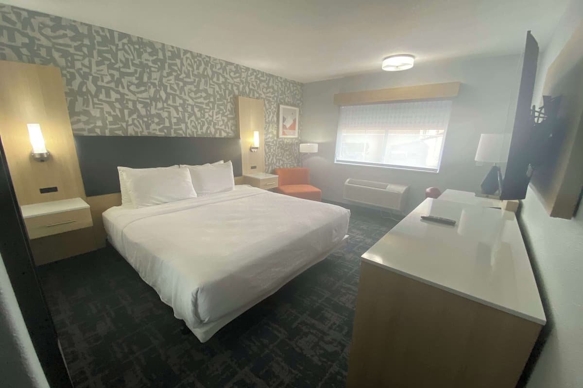 Standard Room, 1 King Bed, Accessible, Non Smoking | Pillow-top beds, desk, laptop workspace, blackout curtains