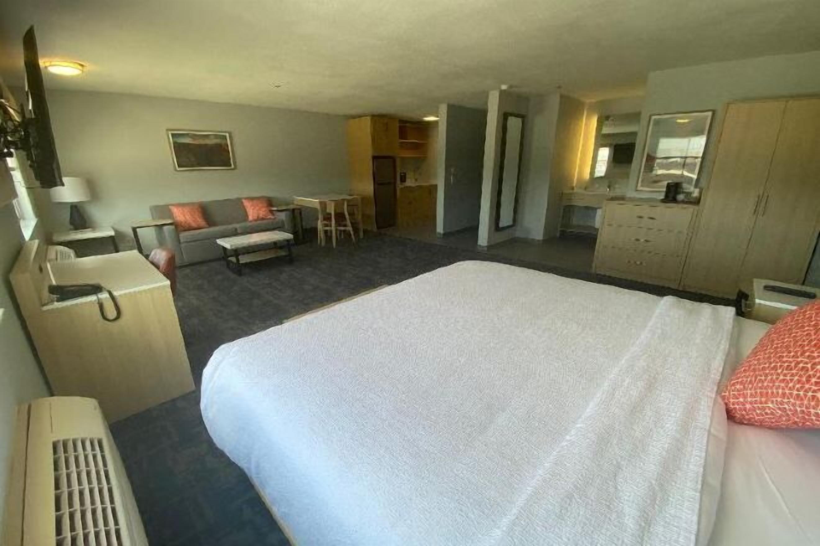 Pillowtop beds, desk, laptop workspace, blackout drapes