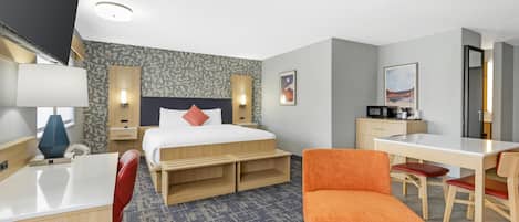 Sviitti, 1 suuri parisänky, tupakointi kielletty (Dining Table;Walk-in Shower) | Pillowtop-patjalliset sängyt, työpöytä