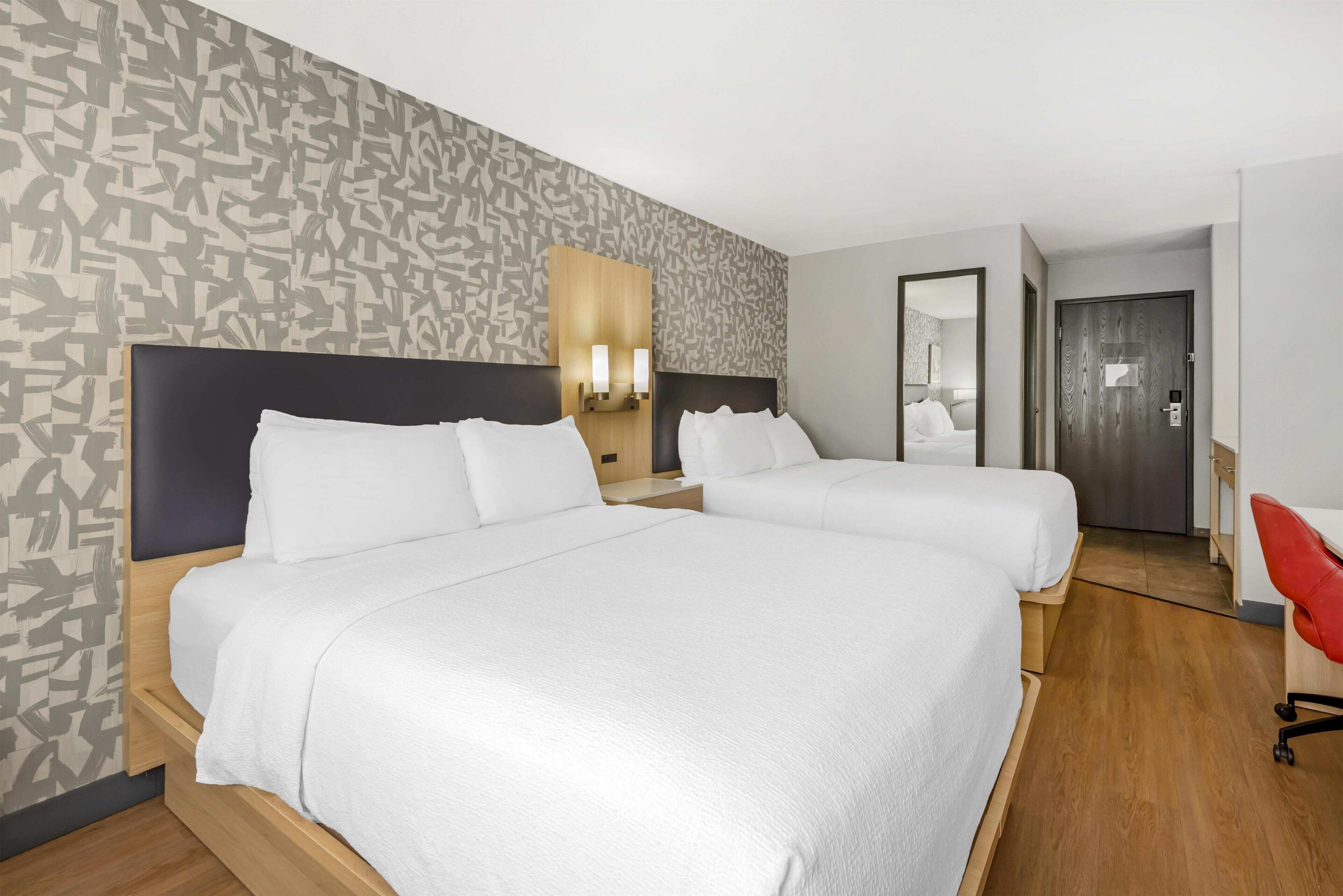 Kamar Standar, 2 Tempat Tidur Queen, Bebas Asap Rokok (Walk-in Shower;Pet Friendly) | Bantalan ekstra lembut, meja kerja, dan ruang kerja ramah laptop