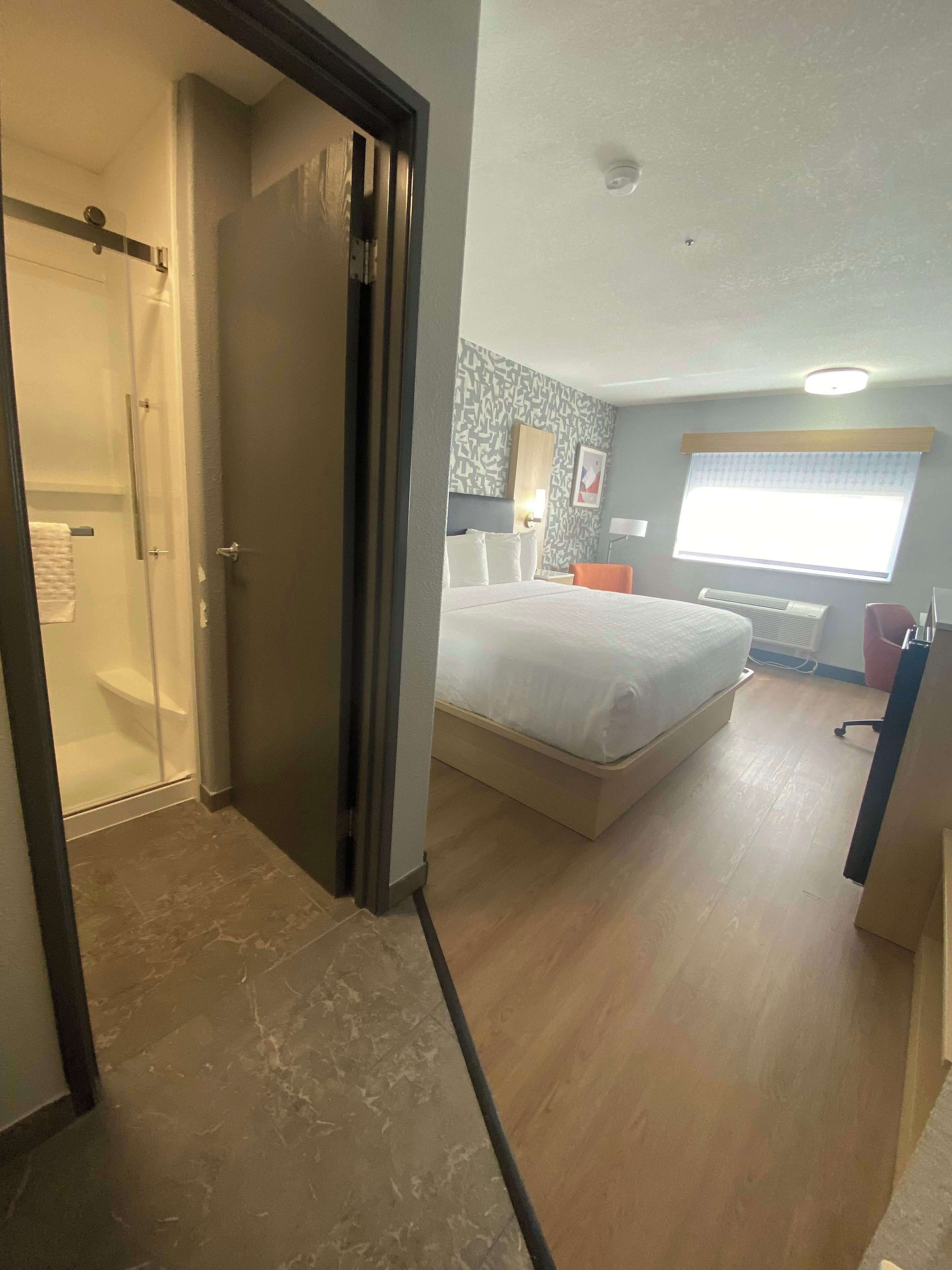 standard room, 1 king bed, non smoking (walk-in shower;pet friendly) | pillow-top beds, desk, laptop workspace, blackout curtains