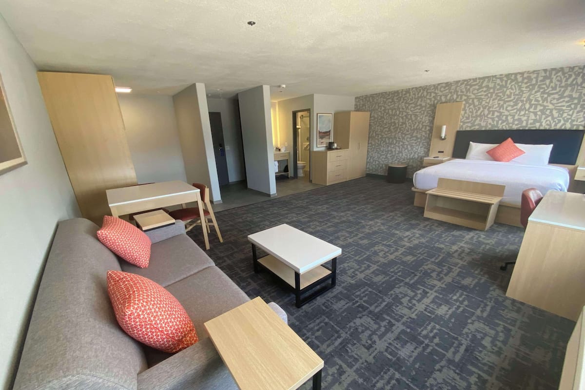 Suite, 1 cama King size, para no fumadores (Dining Table;Walk-in Shower) | Camas con pillow-top, escritorio y espacio para trabajar con laptop