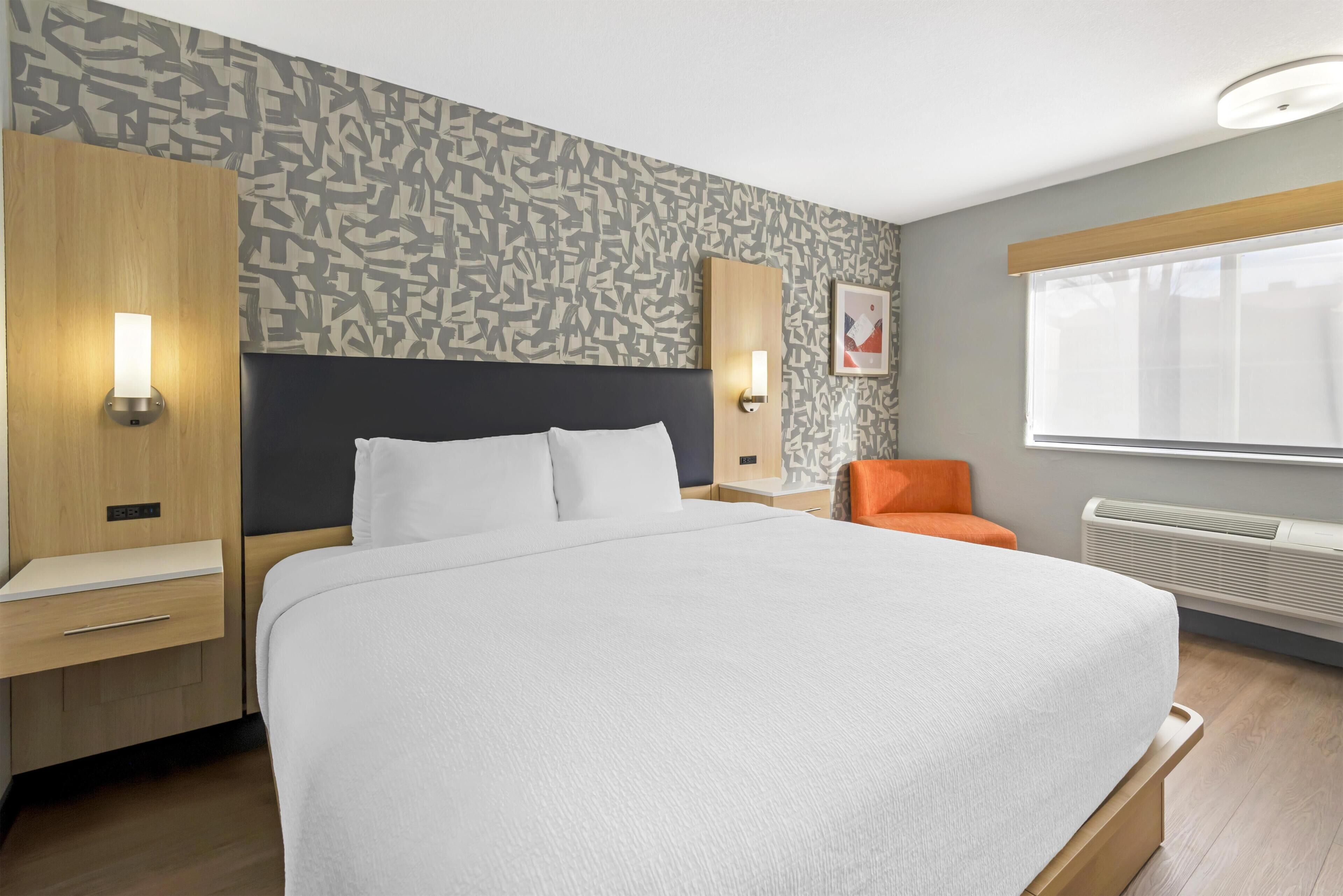 Kamar Standar, 1 Tempat Tidur King, Bebas Asap Rokok (Walk-in Shower;Pet Friendly) | Bantalan ekstra lembut, meja kerja, dan ruang kerja ramah laptop