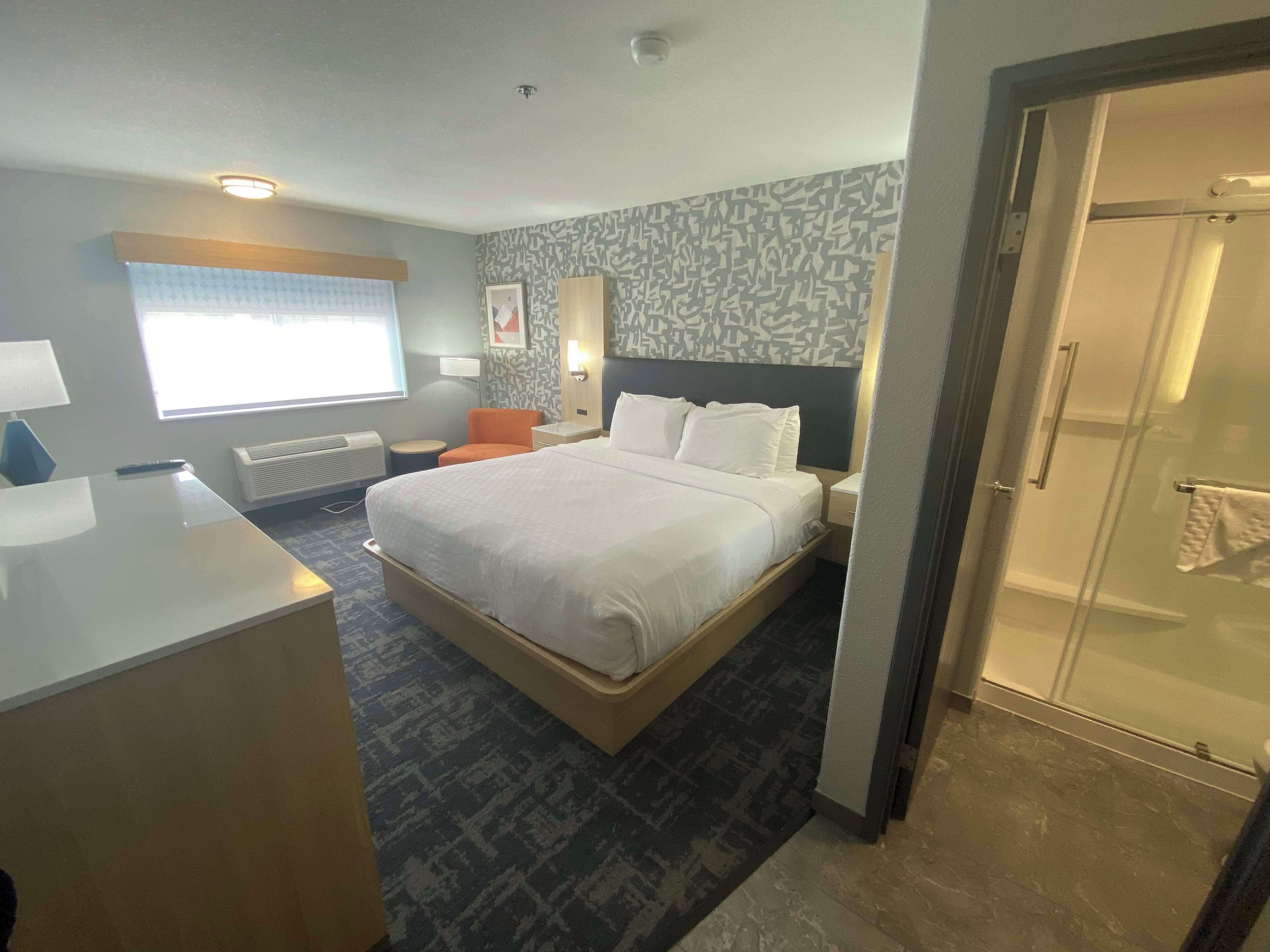 standard room, 1 king bed, non smoking (walk-in shower) | pillow-top beds, desk, laptop workspace, blackout curtains