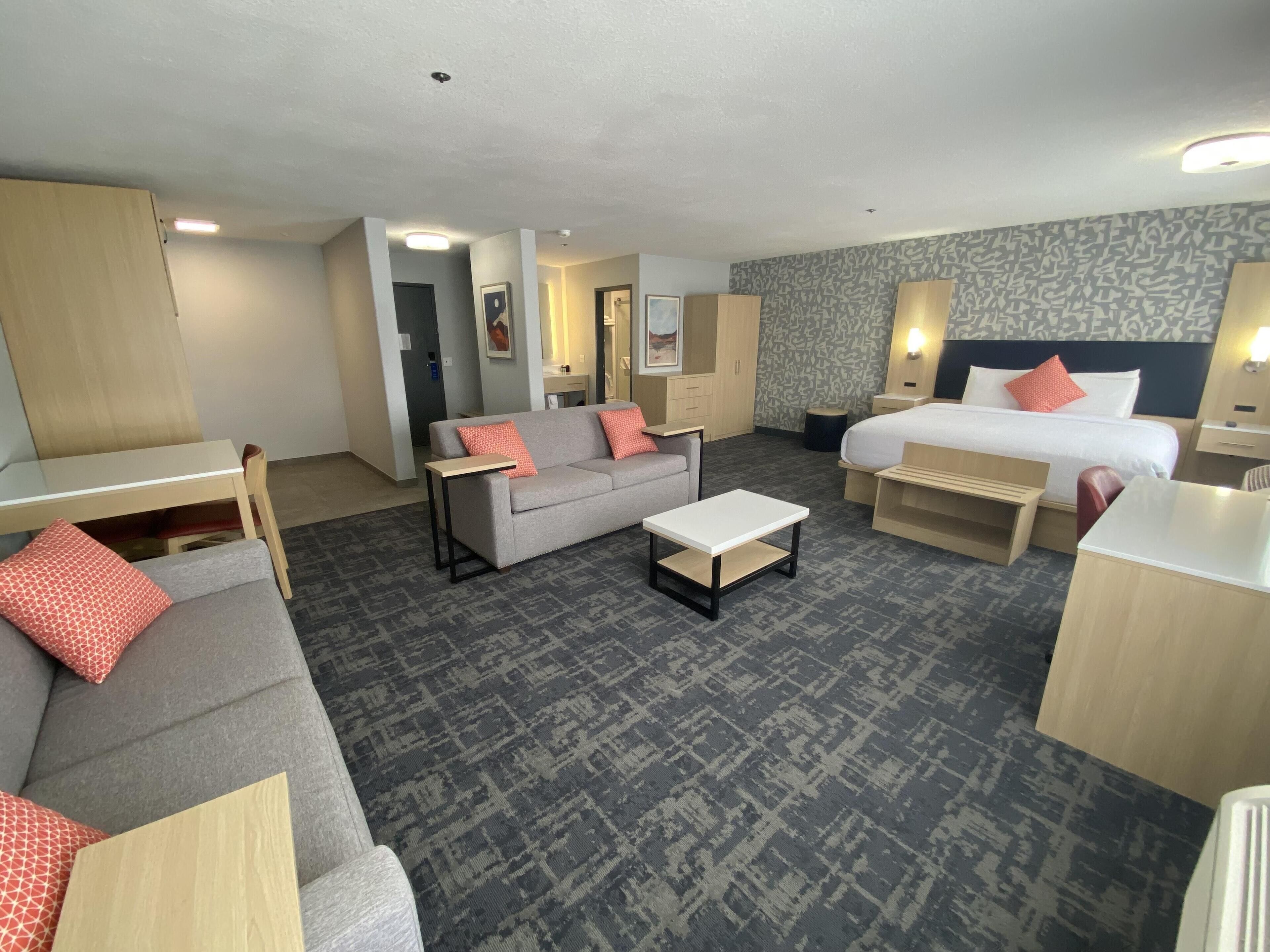 Suite, 1 cama de matrimonio grande, no fumadores (Dining Table;Walk-in Shower) | Colchones con acolchado adicional y escritorio