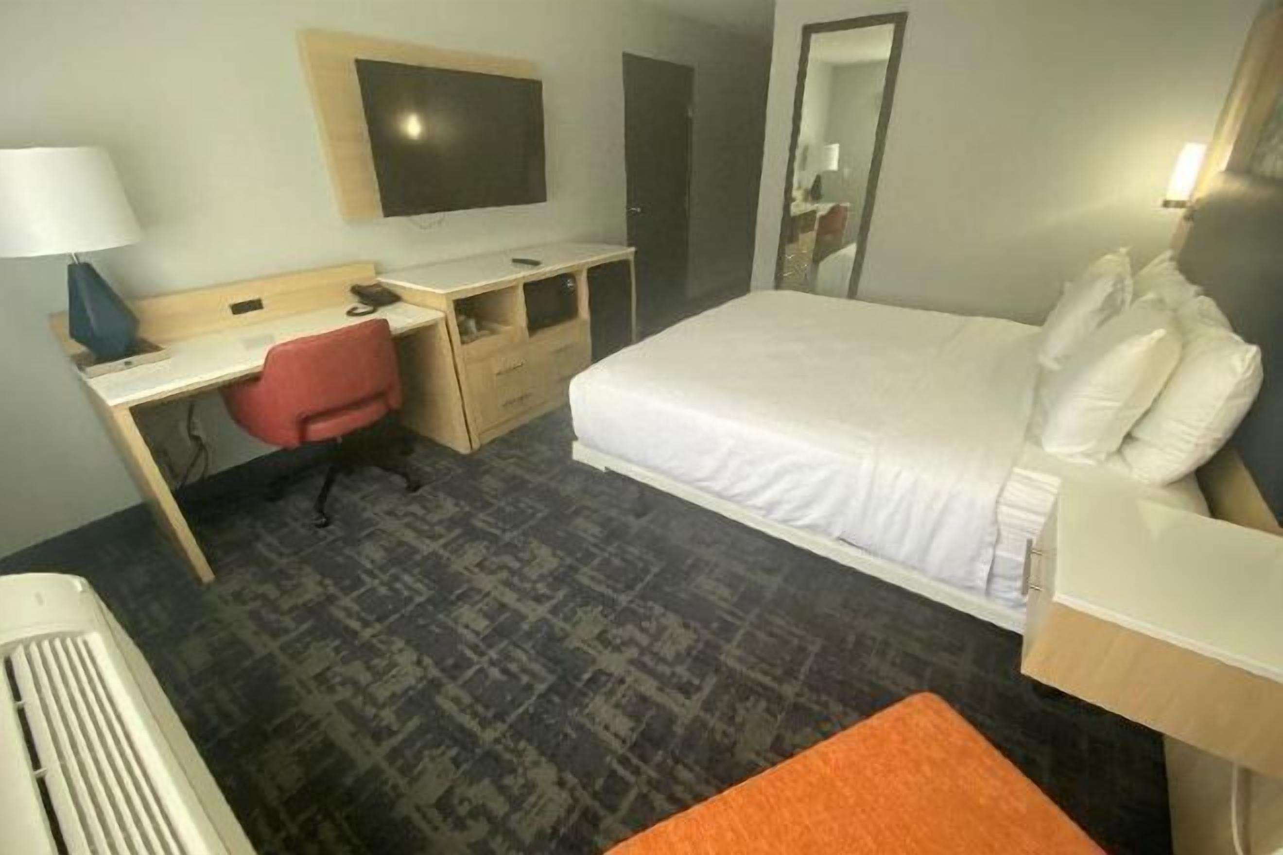 Pillowtop beds, desk, laptop workspace, blackout drapes