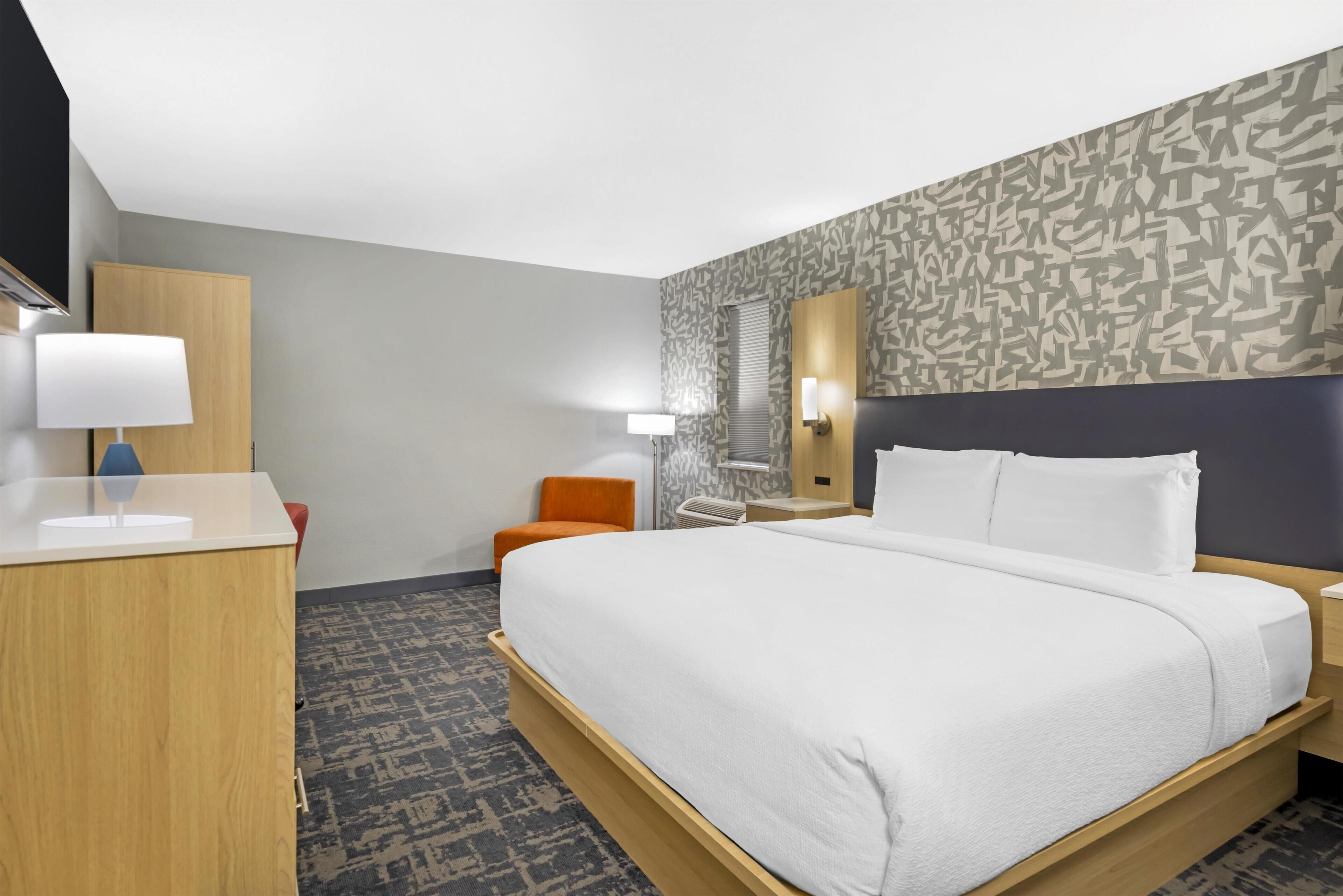 Kamar Standar, 1 Tempat Tidur King, Bebas Asap Rokok (Walk-in Shower) | Bantalan ekstra lembut, meja kerja, dan ruang kerja ramah laptop