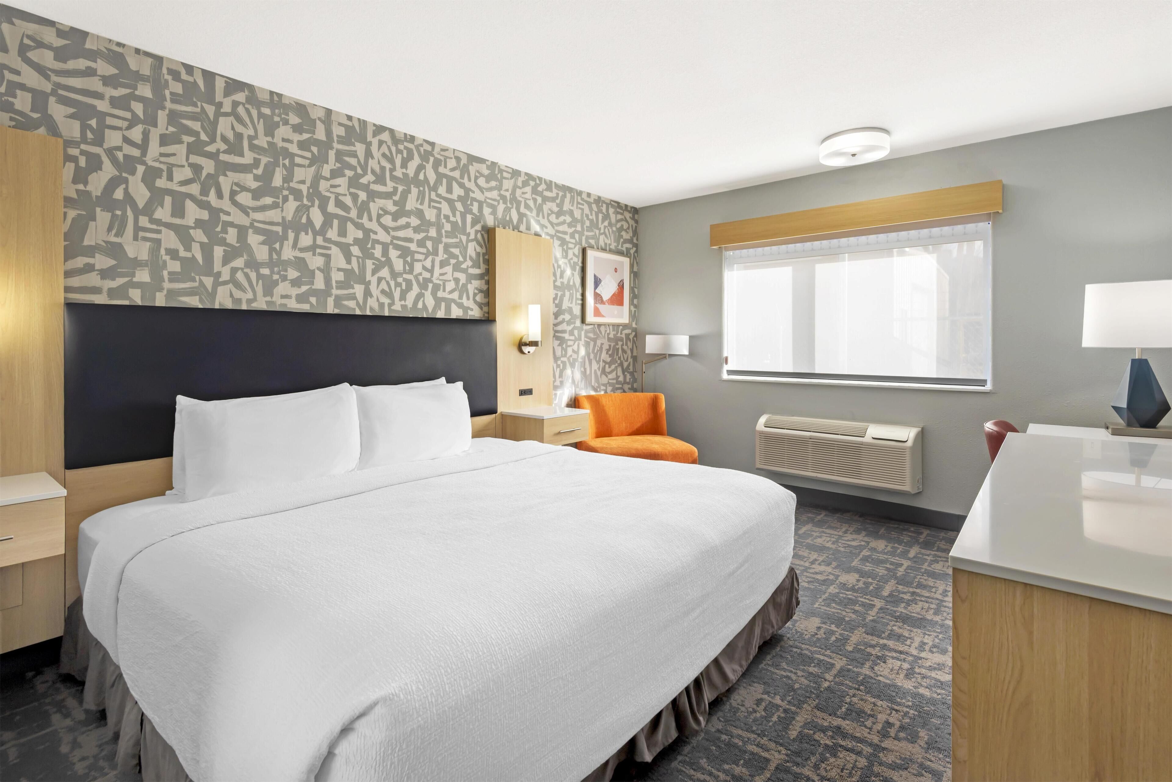 Kamar Standar, 1 Tempat Tidur King, akses difabel, Bebas Asap Rokok | Bantalan ekstra lembut, meja kerja, dan ruang kerja ramah laptop