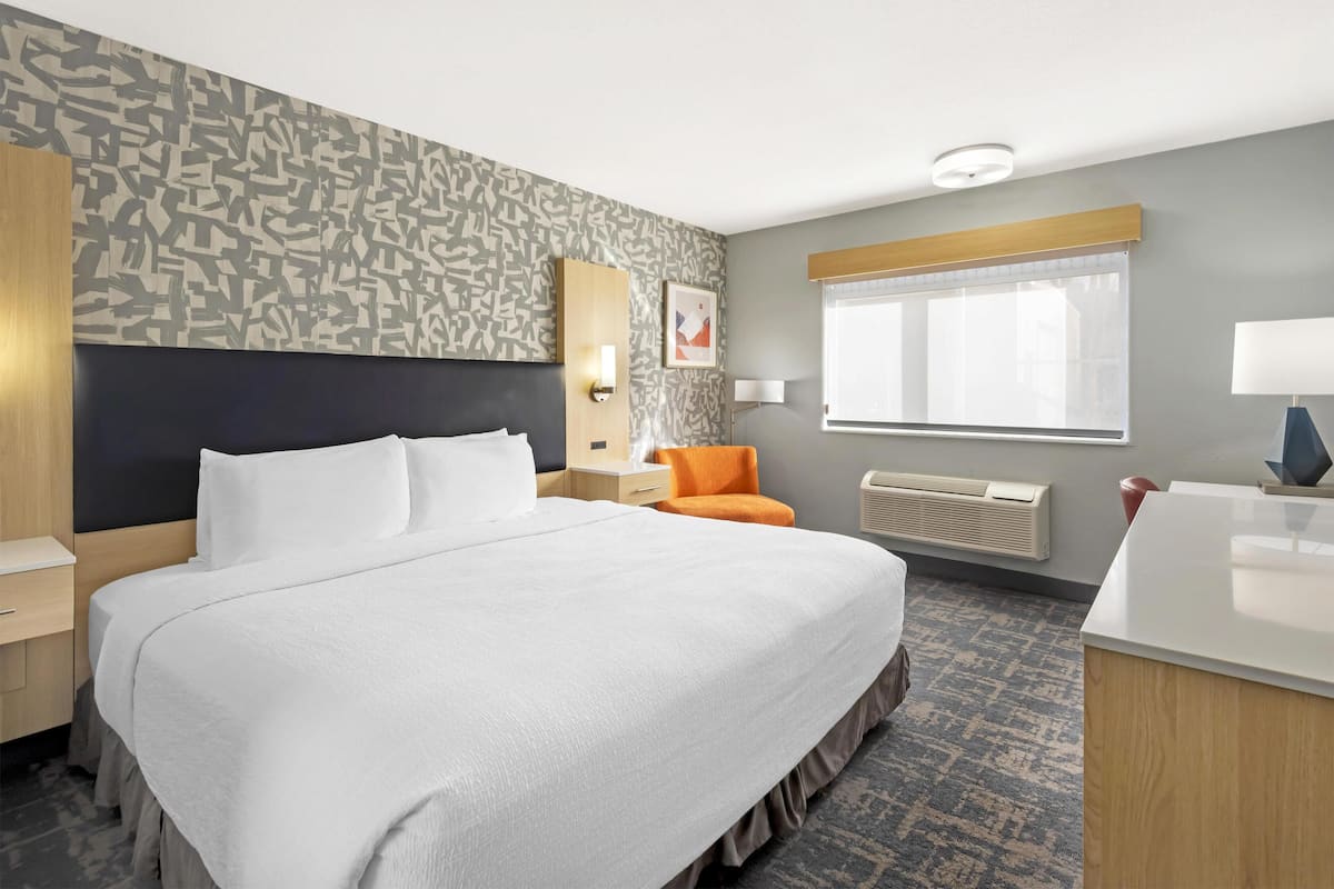 Kamar Standar, 1 Tempat Tidur King, akses difabel, Bebas Asap Rokok | Bantalan ekstra lembut, meja kerja, dan ruang kerja ramah laptop