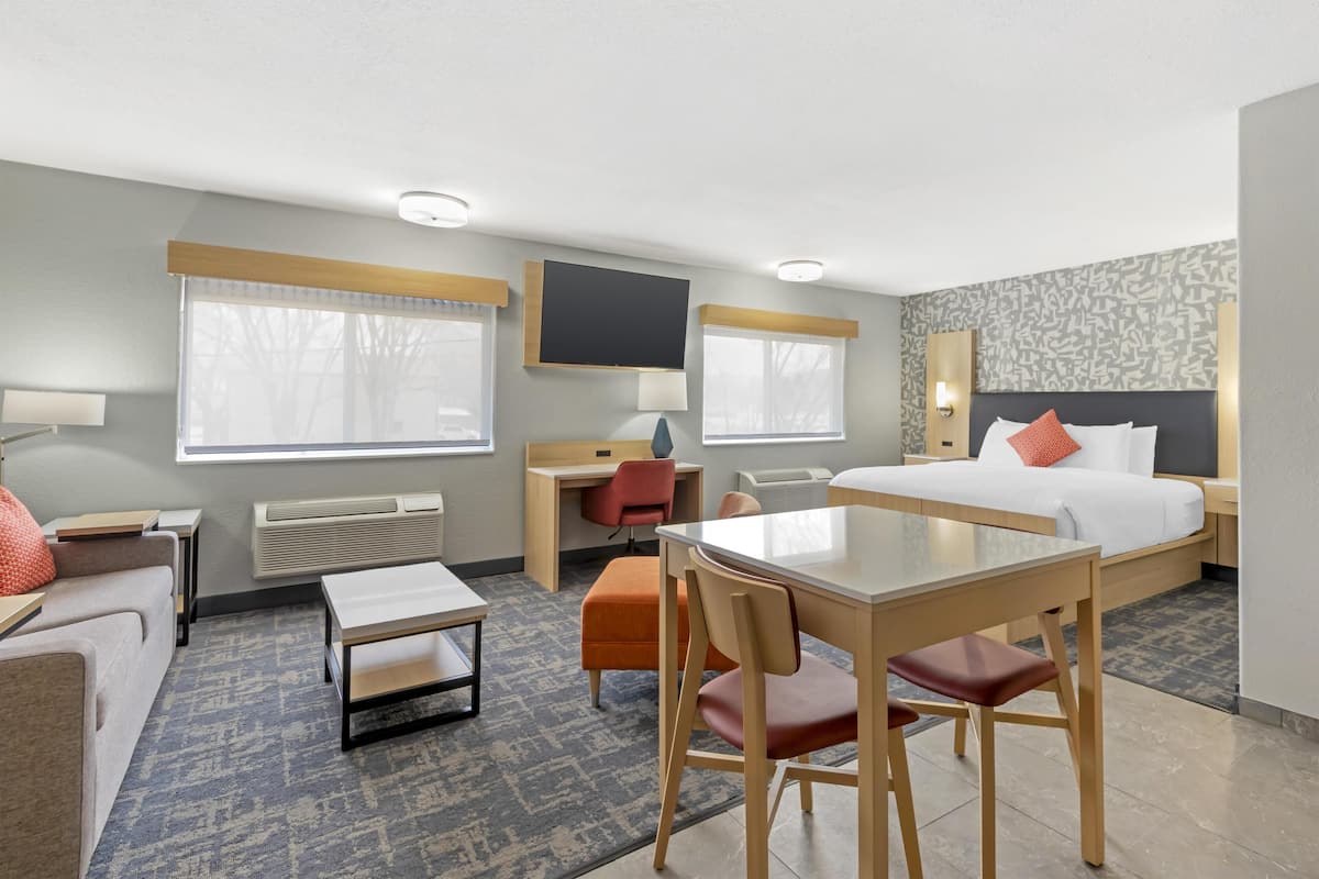 套房, 1 张特大床和 1 张沙发床, 无烟房 (Dining Table;Walk-In Shower;No Pets) | 加厚床垫、办公桌、笔记本电脑工作区、遮光窗帘