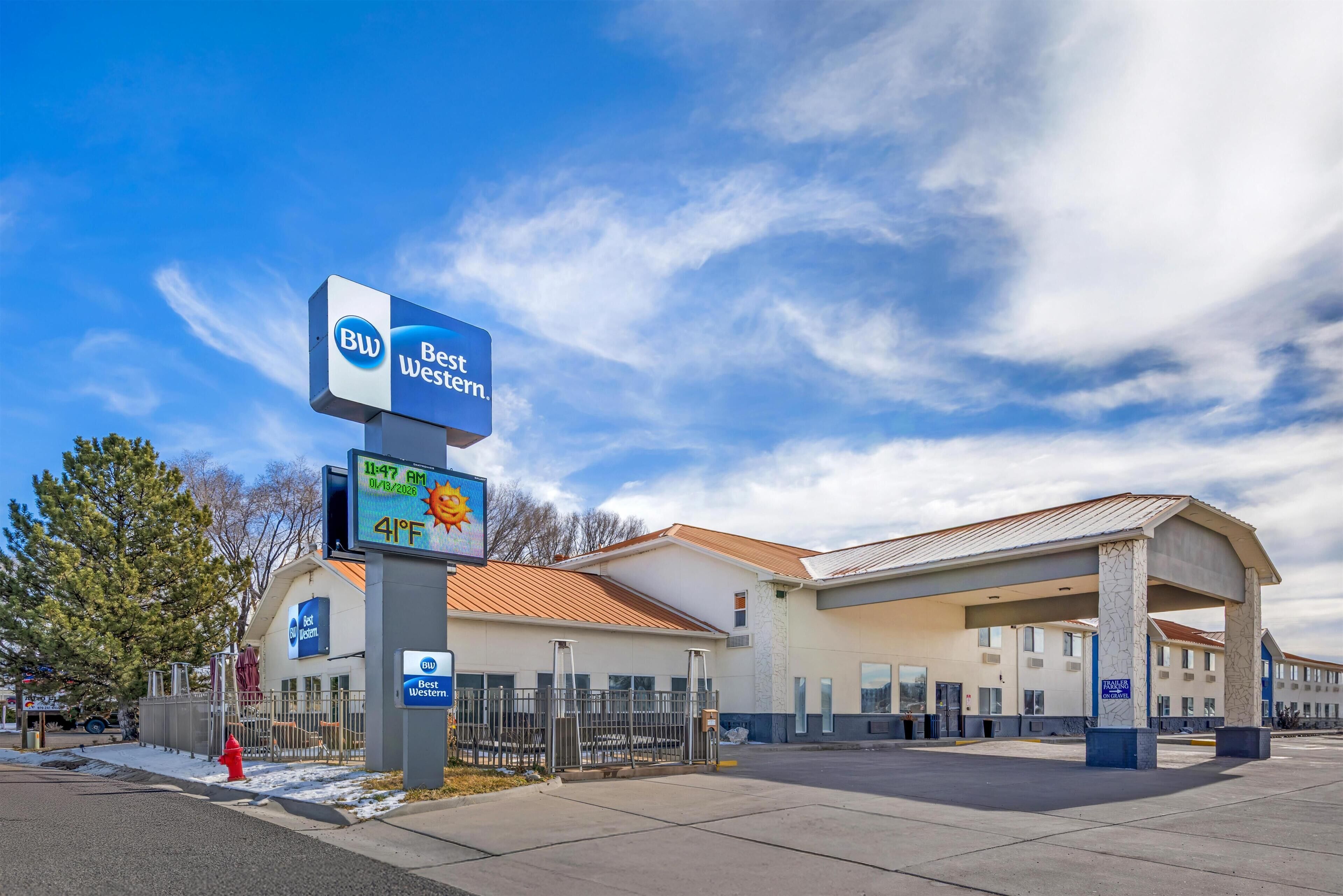 A Best Western hotel with a gas station, a clear sky, and a temperature sign indicating 41°F.