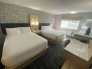標準客房, 2 張加大雙人床, 非吸煙房 (Walk-in Shower) | 舒適加層、書桌、筆電工作空間、遮光布/窗簾