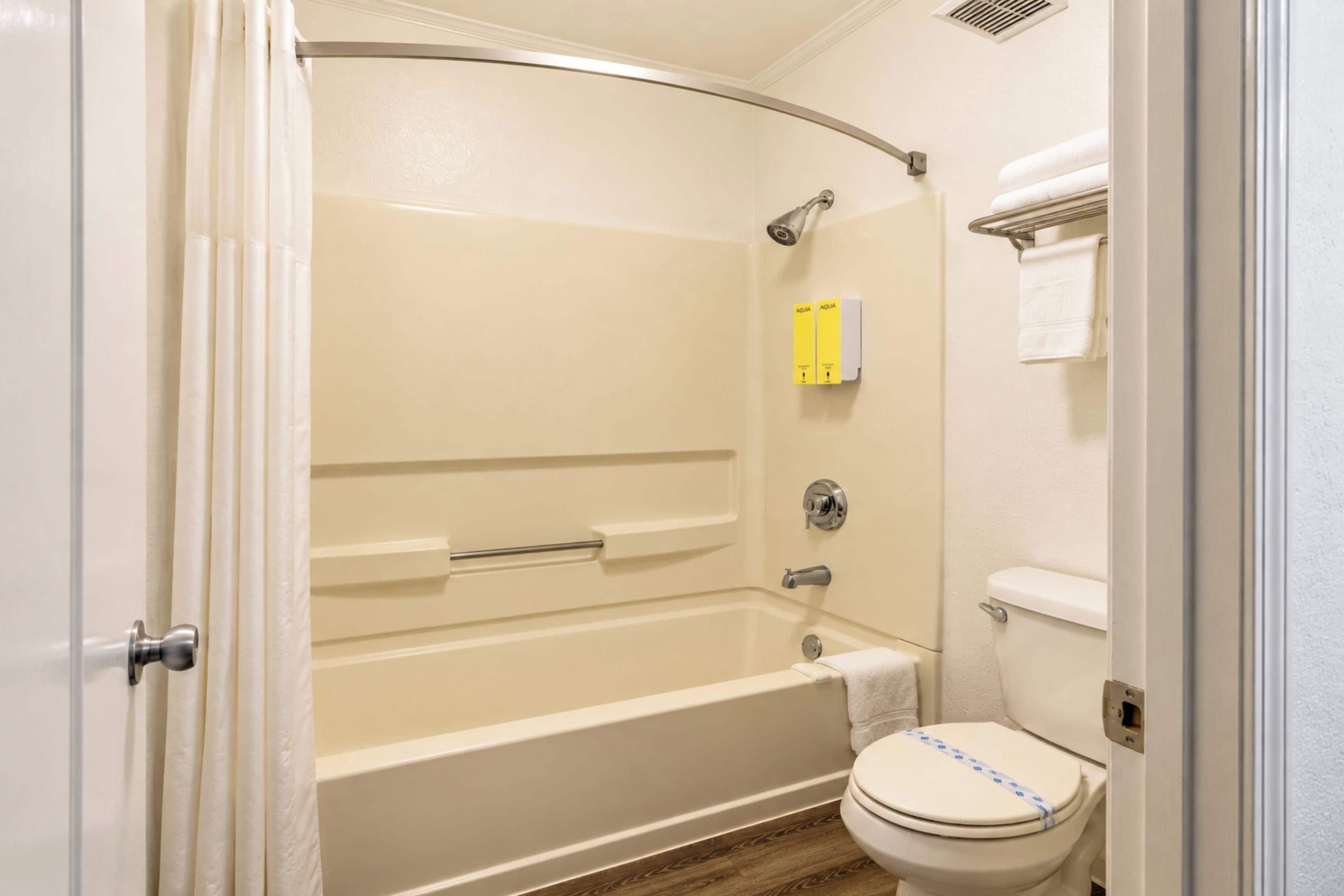 Une salle de bain équipée d’une baignoire, de toilettes et d’un espace douche.