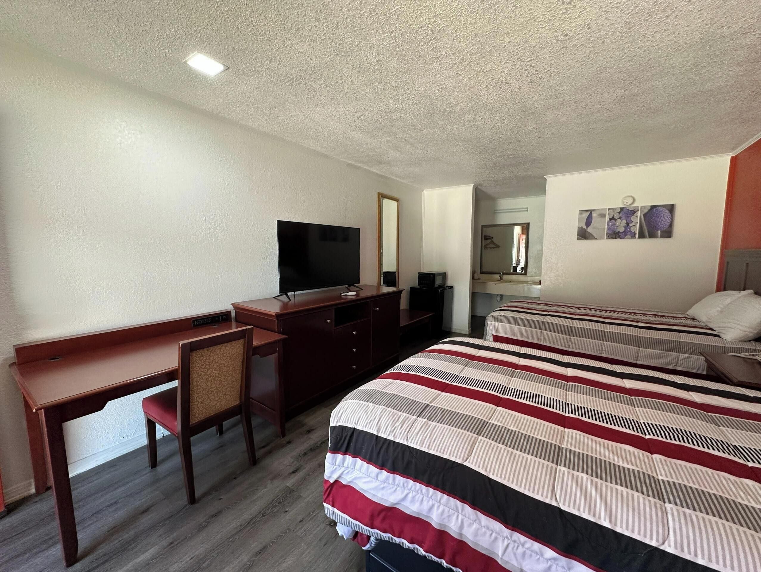 Yksilöllisesti sisustettu, yksilöllisesti kalustettu, työpöytä