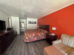 Desk, iron/ironing board, free WiFi, bed sheets - American Inn Motel (Camden)