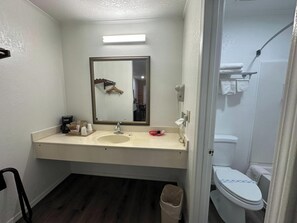 Kostenlose Toilettenartikel, Haartrockner, Handtücher