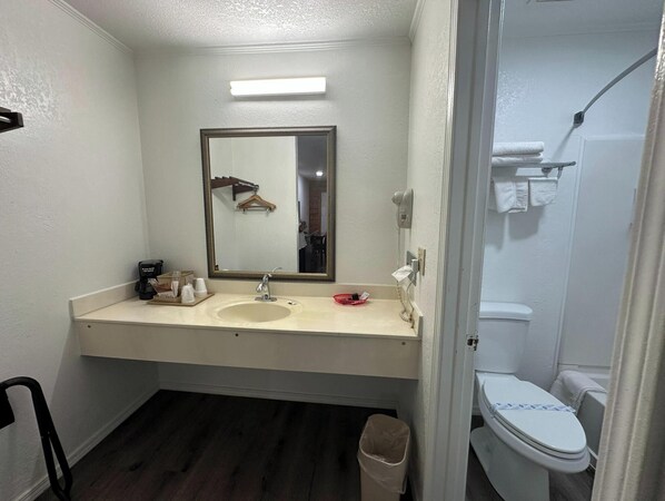 Produtos de toalete grátis, secador de cabelo, toalhas de banho 