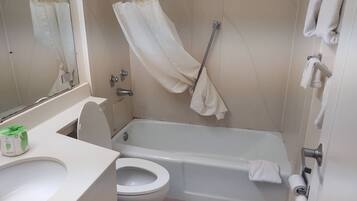 Ensemble baignoire-douche, articles de toilette (gratuits)