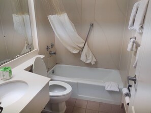 Combined shower/tub, free toiletries