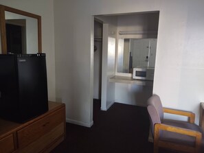 Bureau, fer et planche à repasser, accès au Wi-Fi (inclus)