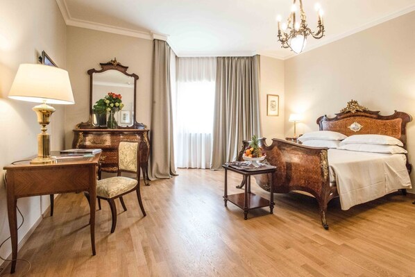 Junior suite | 1 slaapkamer, een kluis op de kamer, een bureau