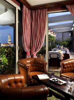 2 restaurants, lunch, dinner served; Regional cuisine