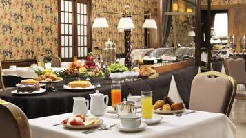 2 ristoranti, aperti a pranzo e a cena, cucina regionale