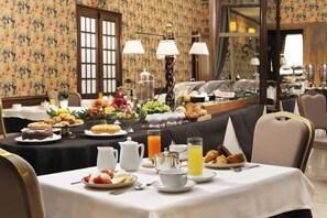 2 restaurantes, com serviço de almoço e jantar; culinária regional