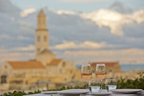 2 restaurants, serveren lunch, diner, regionale gerechten