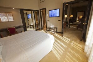 Comfort Suite | In-room safe, desk, blackout drapes, free WiFi
