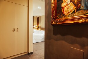1 bedroom, in-room safe, desk, blackout curtains