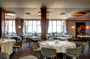 2 restaurants, lunch, dinner served; Regional cuisine 