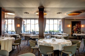 2 restaurants, lunch, dinner served; Regional cuisine