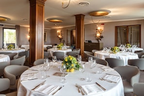 Hi ha 2 restaurants i s'hi serveixen dinars; plats de cuina regional