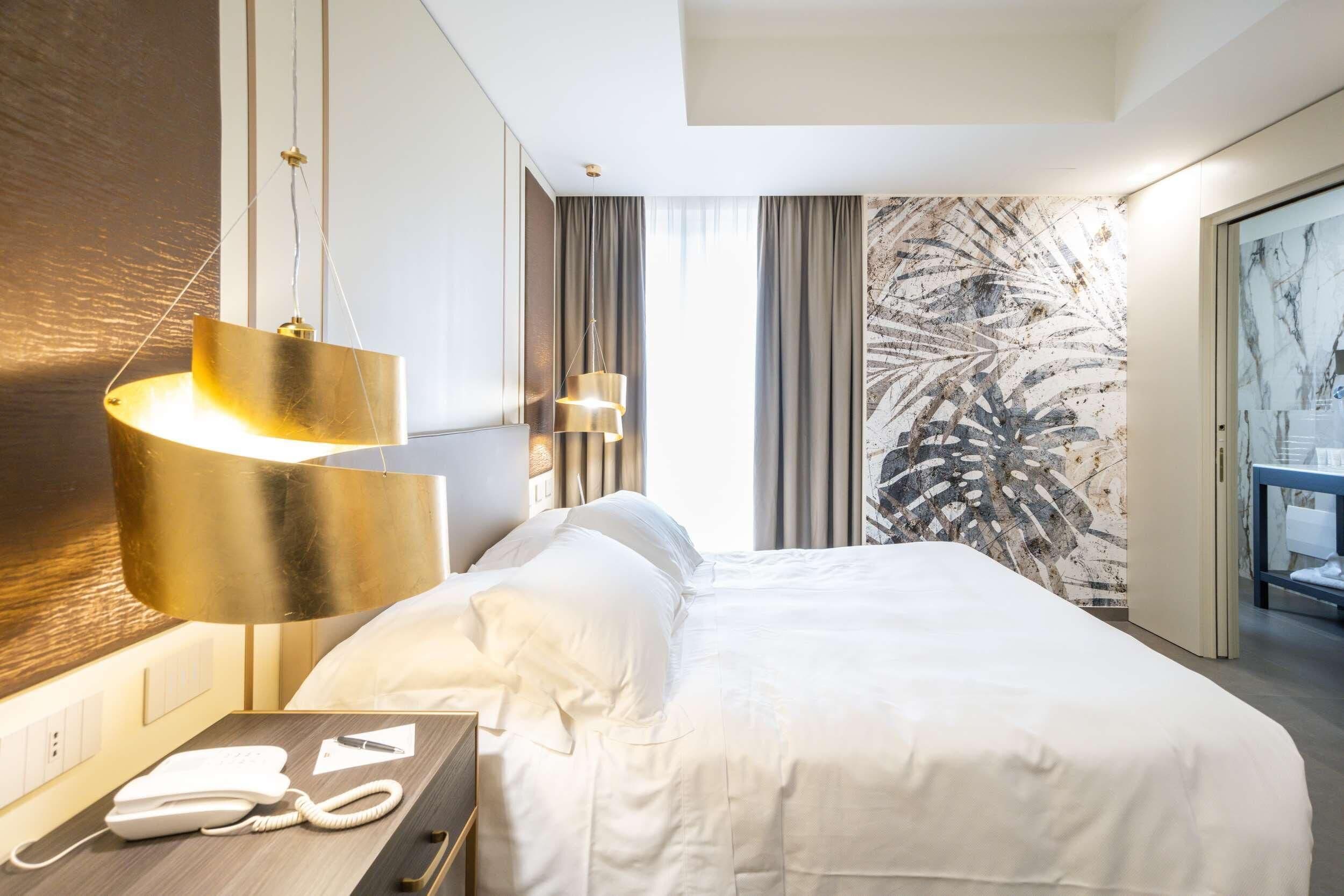 Caja fuerte, escritorio, cortinas opacas y wifi gratis