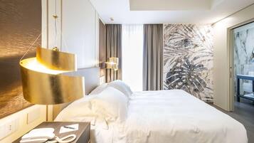 1 camera, una cassaforte in camera, una scrivania, tende oscuranti