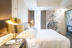 1 quarto, cofres nos quartos, escrivaninha, cortinas blackout