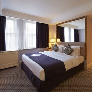 Värdeförvaringsskåp på rummet, skrivbord och strykjärn/strykbräda