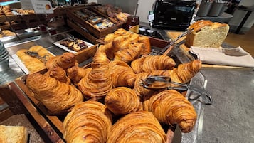 Petit déjeuner buffet (12 EUR par personne)