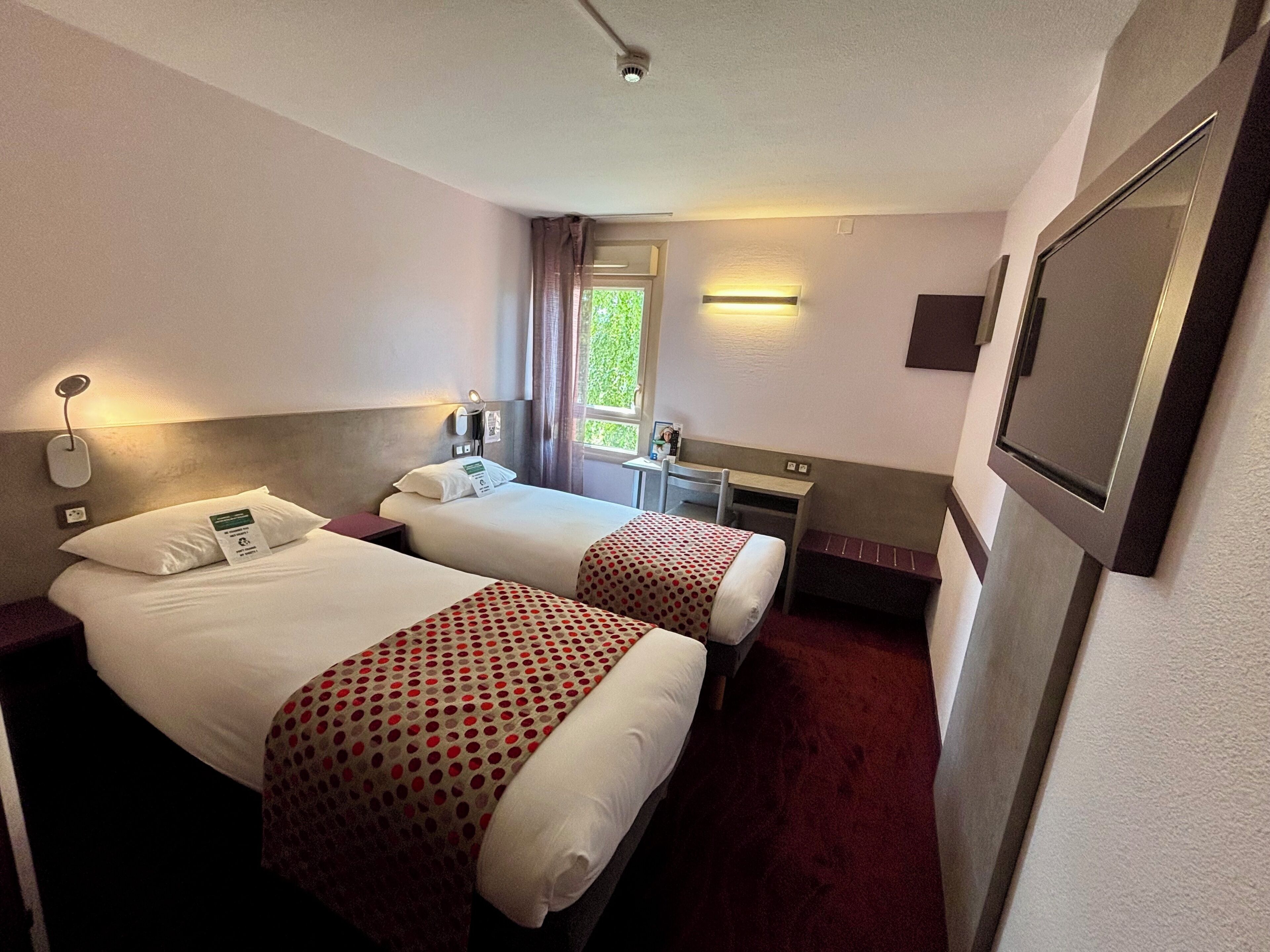 Twin Room | Desk, iron/ironing board, free WiFi, bed sheets