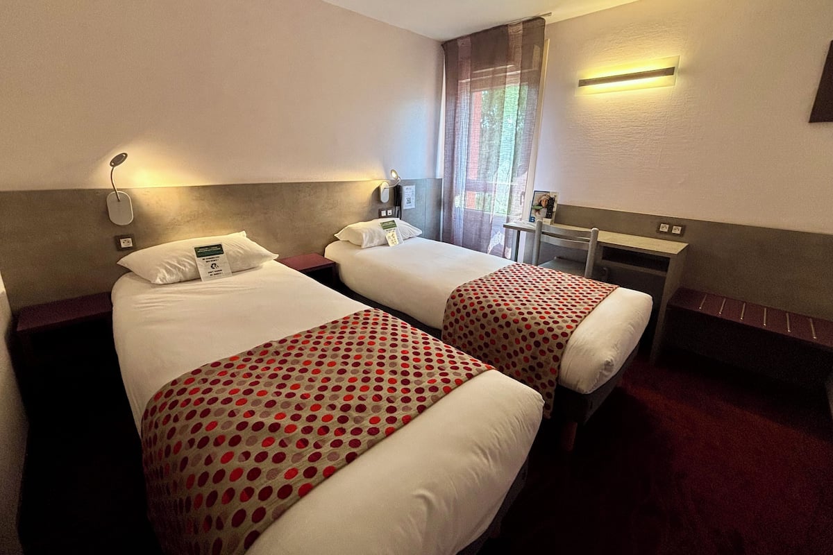 Twin Room | Desk, iron/ironing board, free WiFi, bed sheets