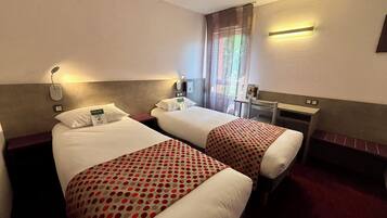 Twin kamer | Een bureau, een strijkplank/strijkijzer, gratis wifi, beddengoed