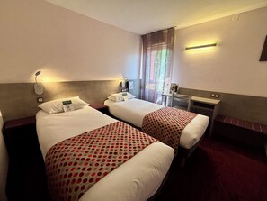 Twin Room | Desk, iron/ironing board, free WiFi, bed sheets - Brit Hotel Les Evens (Saint-Saturnin)