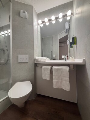 Shower, hair dryer, towels - Brit Hotel Les Evens (Saint-Saturnin)