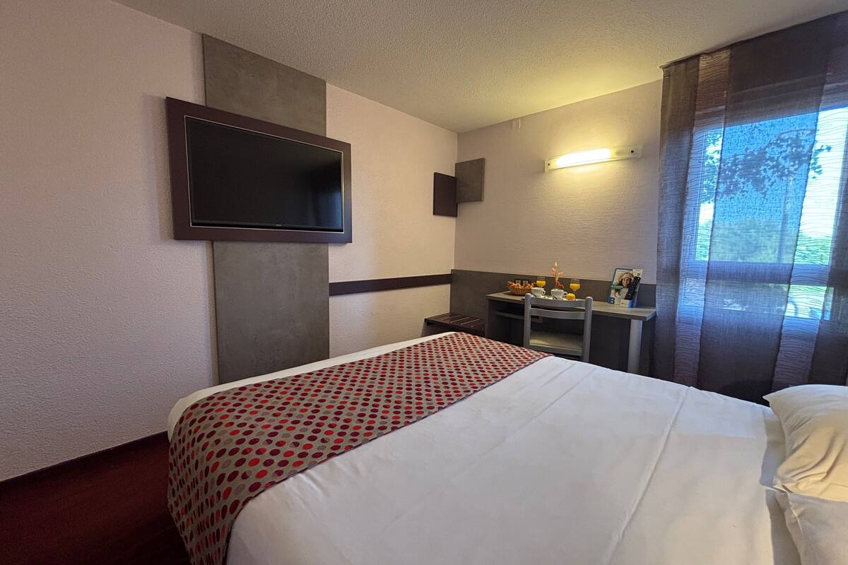 double room | desk, iron/ironing board, free wifi, bed sheets
