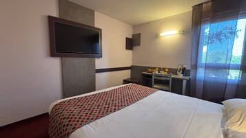 Double Room | Desk, iron/ironing board, free WiFi, bed sheets